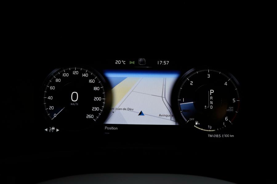 Панель приборов Volvo V60 D4 Inscription 2018 года  (WW) (фото 27 из 40)